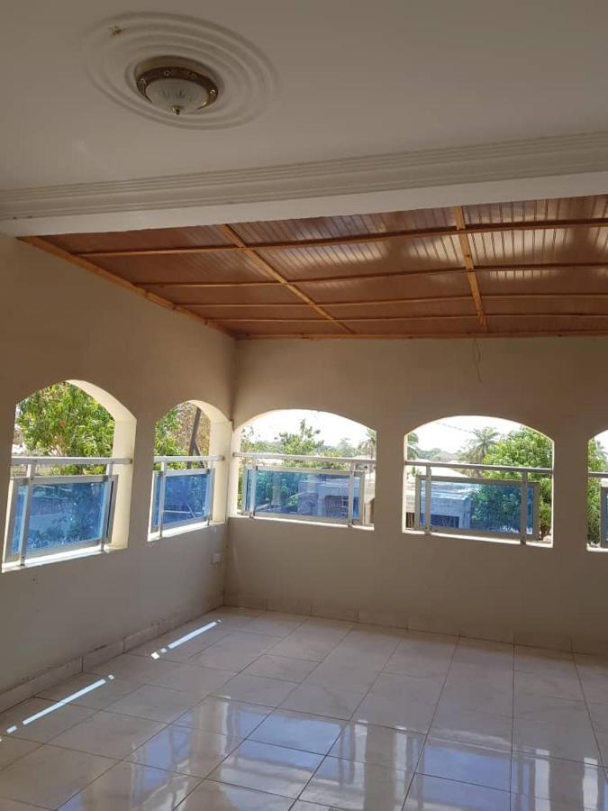 Touray Guest House Old Yundum Екстер'єр фото