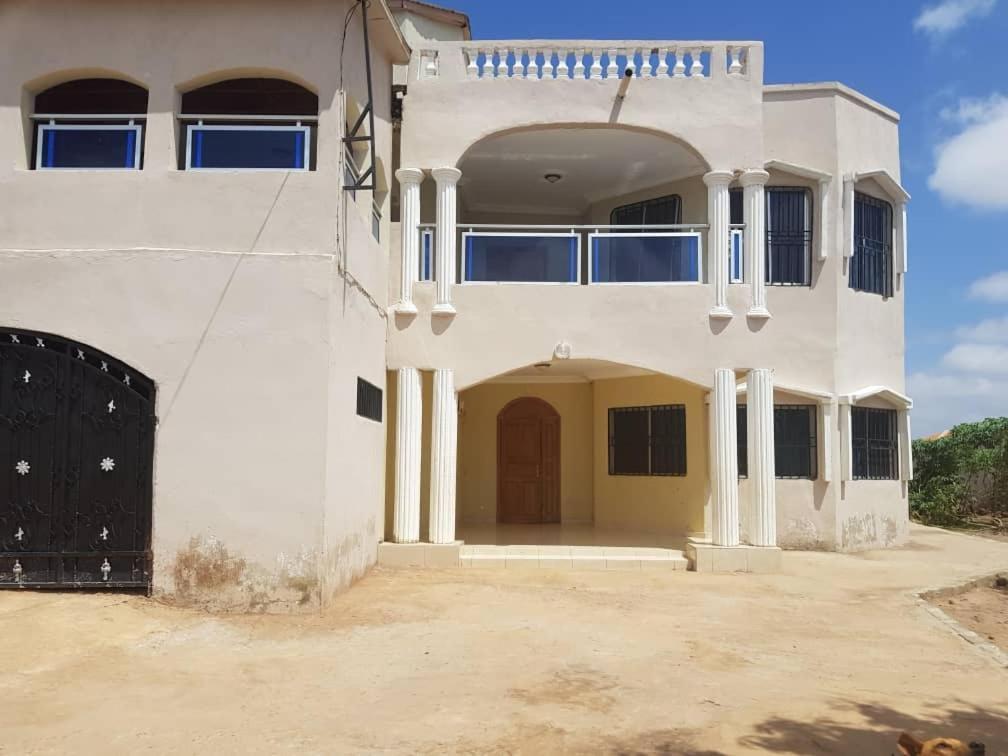 Touray Guest House Old Yundum Екстер'єр фото